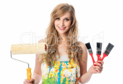 Frau mit Malerrolle und Pinseln