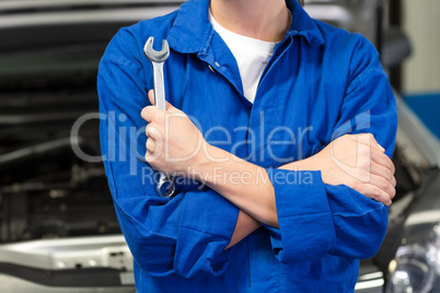 Mechanic holding wrench with crossed arms