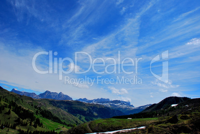 gebirge und blauer himmel