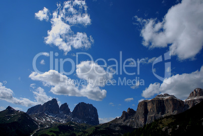 gebirge und weisse wolken