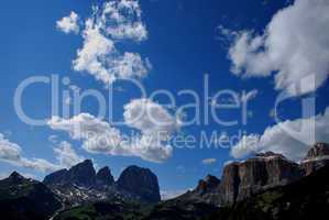 gebirge und weisse wolken