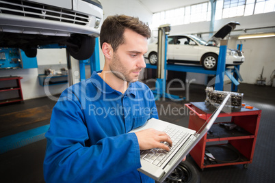 Mechanic using a laptop to work