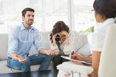 Couple fighting together in front of their therapist