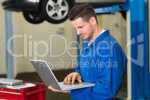 Mechanic using a laptop to work