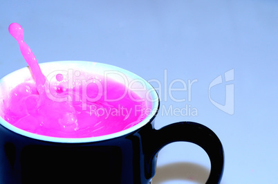 schwarze tasse mit pink fluessigkeit