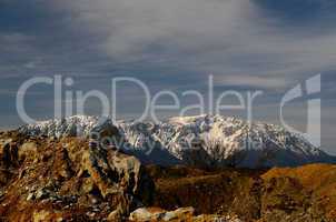 steinbruch und gebirge mit schnee