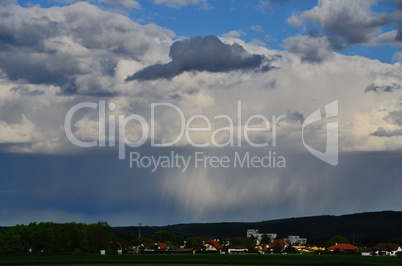 dorf und wolken mit regen