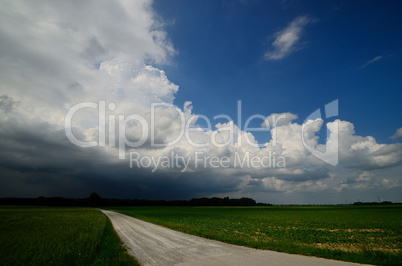 feldweg mit schwarzen wolken