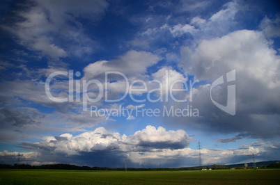 landschaft mit wolken am himmel