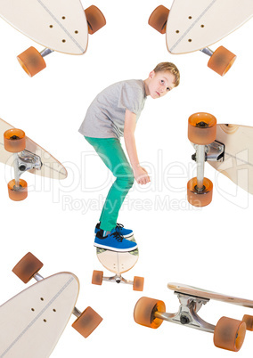 Kind mit einem Longboard