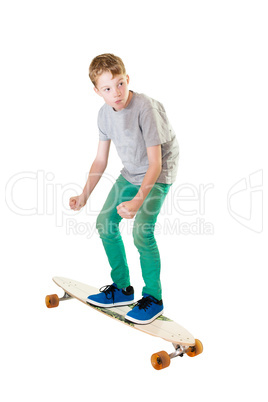 Kind mit einem Longboard