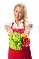 Hausfrau präsentiert frisches Gemüse