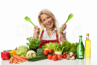 Frau mit Gemüsesorten bereitet einen Salat zu