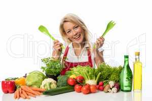 Frau mit Gemüsesorten bereitet einen Salat zu