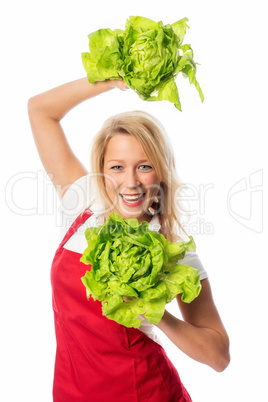 Blonde Frau mit Schürze zeigt Salatköpfe