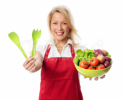 Hausfrau mit Salatschüssel und Salatbesteck