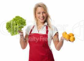 Frau mit Schürze präsentiert Salat und Zitronen