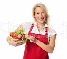 Frau mit Schürze präsentiert verschiedene Gemüse