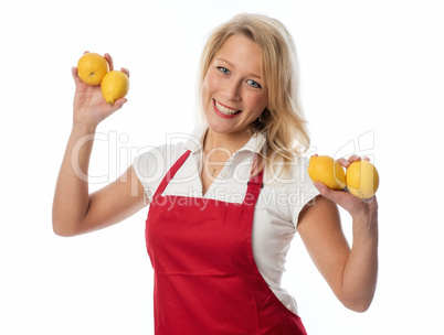 Frau mit Schürze präsentiert Zitronen