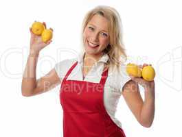 Frau mit Schürze präsentiert Zitronen