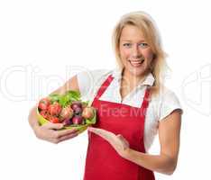 Frau präsentiert eine Schale voll Gemüse und Salat