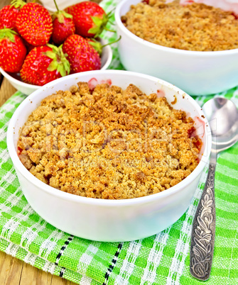 Crumble strawberry on green napkin with berries