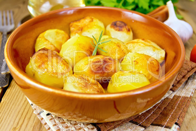 Potatoes fried in ceramic pan on napkin