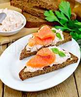 Sandwiches on pieces of bread with salmon and cream