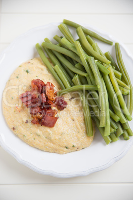 Polenta mit Fisolen und Speck