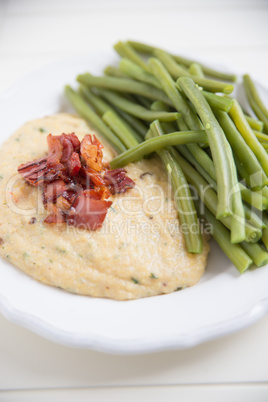 Polenta mit Fisolen und Speck