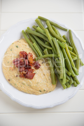 Polenta mit Fisolen und Speck