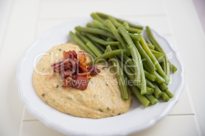 Polenta mit Fisolen und Speck