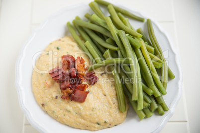 Polenta mit Fisolen und Speck