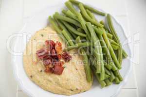 Polenta mit Fisolen und Speck