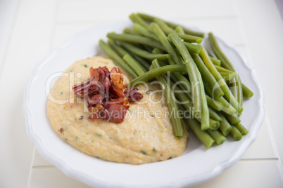 Polenta mit Fisolen und Speck