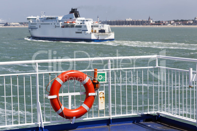 Fähre auf dem Ärmelkanal vor Calais, Frankreich