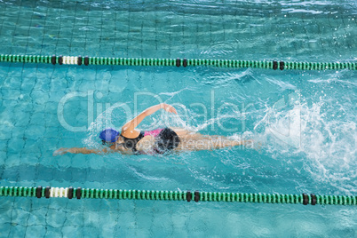 Fit swimmer training by herself