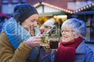 Frauen mit Glühwein