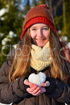 Mädchen mit Schneeherz