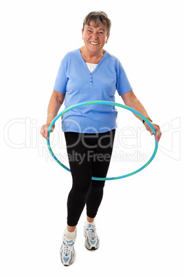 Seniorin mit Hula-Hoop Reifen