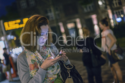 junge Frau mit Smartphone junge Frau mit Smartphone
