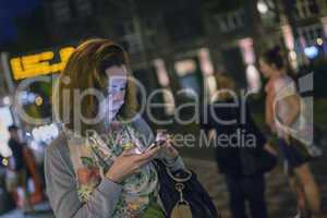 junge Frau mit Smartphone