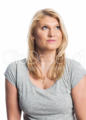 Hübsche blonde Frau im Portrait