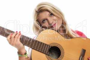 Hübsche blonde Frau hält eine Gitarre