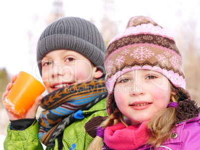 Kinder in Winterkleidung