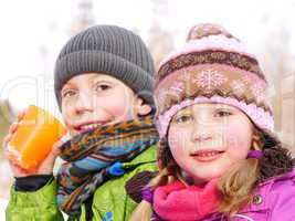 Kinder in Winterkleidung
