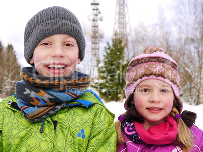 Kinder in Winterkleidung