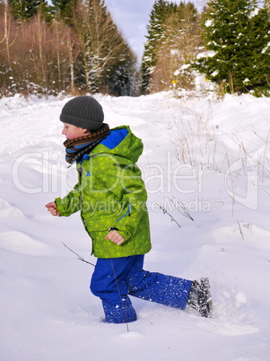 Junge im Schnee