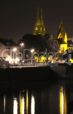 Kölner Dom in Gold mit Wasserspiegelung