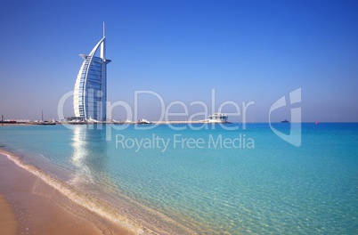 Burj al Arab in Dubai mit Strand Meer in Türkis